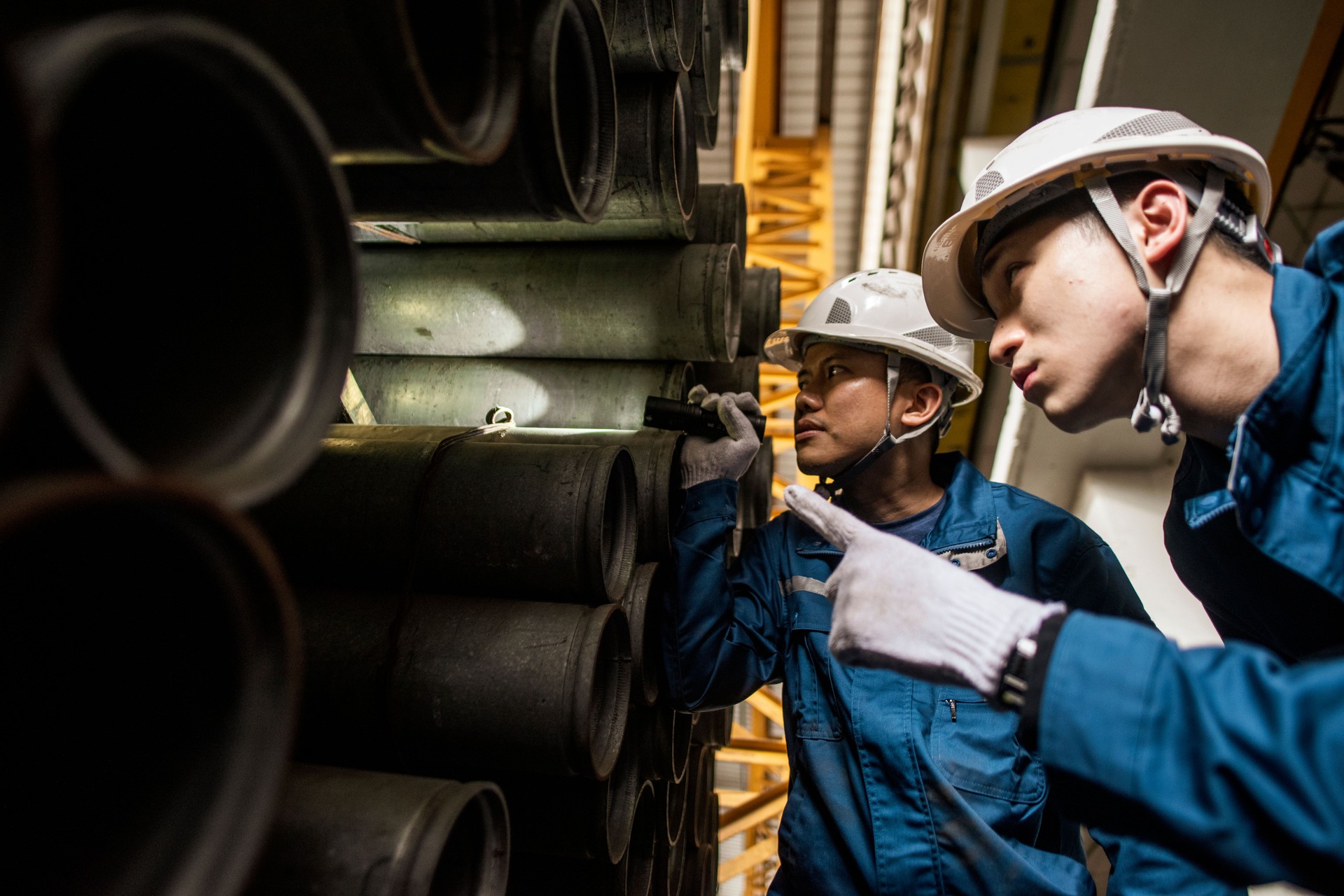 Asiatische Arbeiter bei der Arbeit in Stahlfabrik